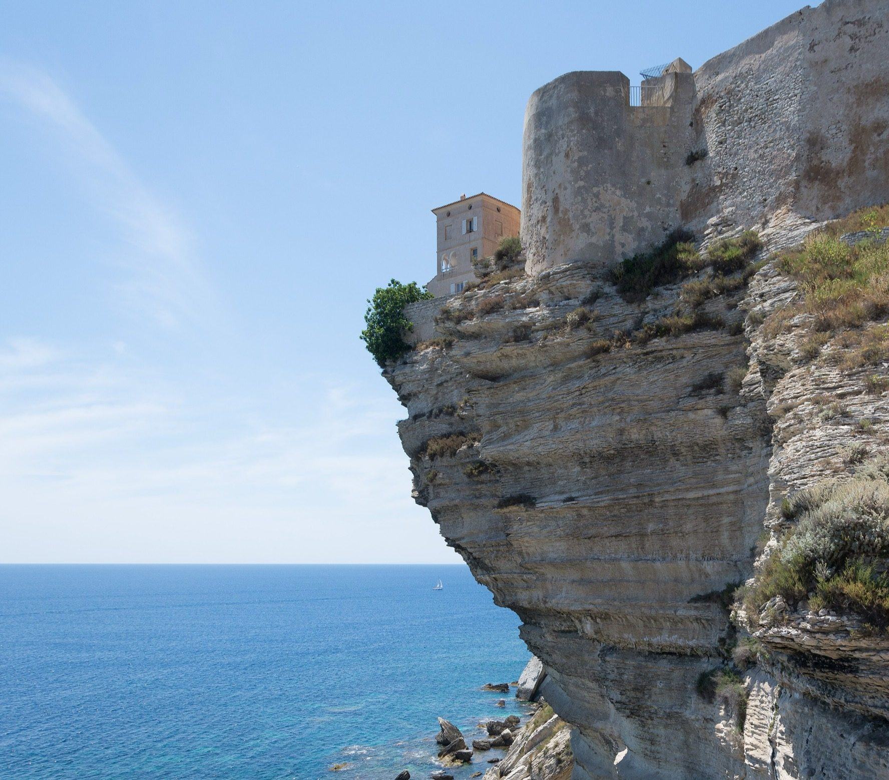 Les falaises calcaires de Bonifacio en surplomb au-dessus de la mer